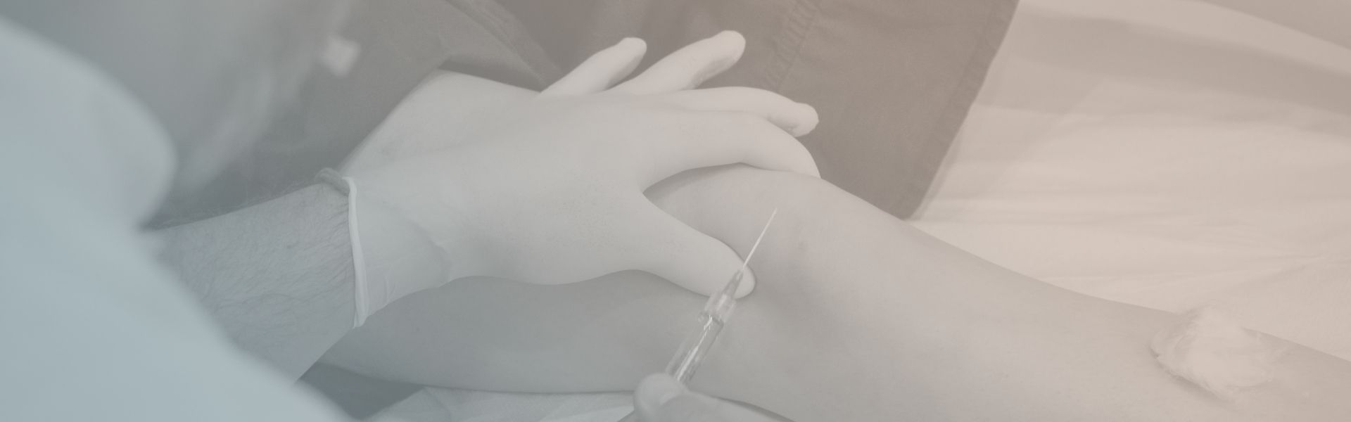 Dr. Augustin Dima efectuând o infiltrație la nivelul genunchiului unui pacient la Clinica Sfinții Arhangheli